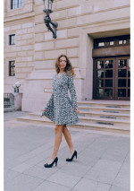 GEA Vestido corto verde menta con figuras geométricas, falda semirredondo con escote en pico.