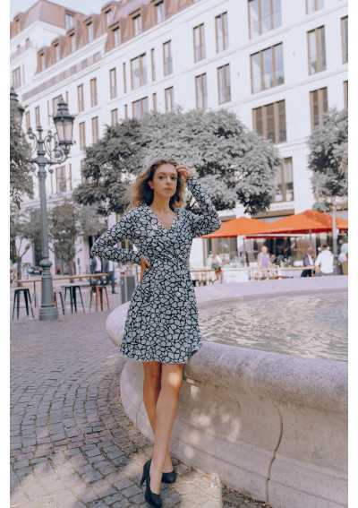 GEA Vestido corto verde menta con figuras geométricas, falda semirredondo con escote en pico.