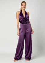 MORA Lila Samtjumpsuit mit tiefem Ausschnitt und halbbedecktem Rücken
