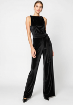 NEKO Zwarte jumpsuit van stretchfluweel, halsdetail met ruches en rechte bootcut pijpen