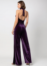 MORA Lila Samtjumpsuit mit tiefem Ausschnitt und halbbedecktem Rücken