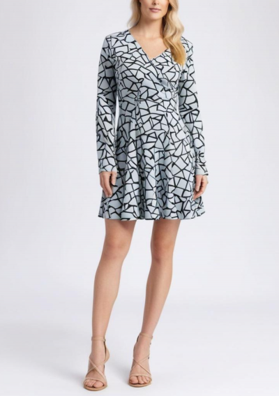 GEA Short mint green dress with geometric figures, v-neck semi-round skirt.