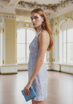 MINI ECLAT Vestido Blanco en Lentejuelas con Escote en V Halter y Espalda Semi Descubierta