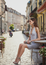 ECLAT Weißes Paillettenkleid mit Halter-V-Ausschnitt und Halbfreiem Rücken