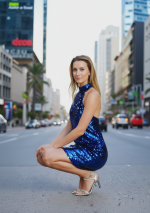 DROME Robe courte à sequins bleu roi avec col montant et dos ouvert