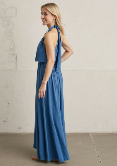SAFI blaues Leinenkleid mit zartem Oberteil, verstellbarem Hals und einem feinen femininen Volant.