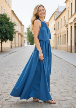 SAFI blaues Leinenkleid mit zartem Oberteil, verstellbarem Hals und einem feinen femininen Volant.