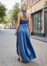 SERENA vestido azul de satén con cuello halter, espalda semi descubierta y abertura lateral en la falda