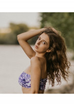 KUNZITA weiß-blaues One-Shoulder-Top mit Palmen-Print