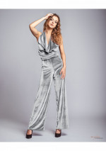CLARA-Jumpsuit aus hellsilbernem Samt mit tiefem Ausschnitt und halbbedecktem Rücken