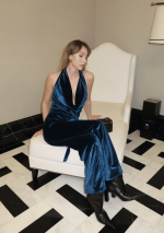 „SABA“ – jumpsuit aus dunklem Samt mit tiefem Ausschnitt und halbbedecktem Rücken